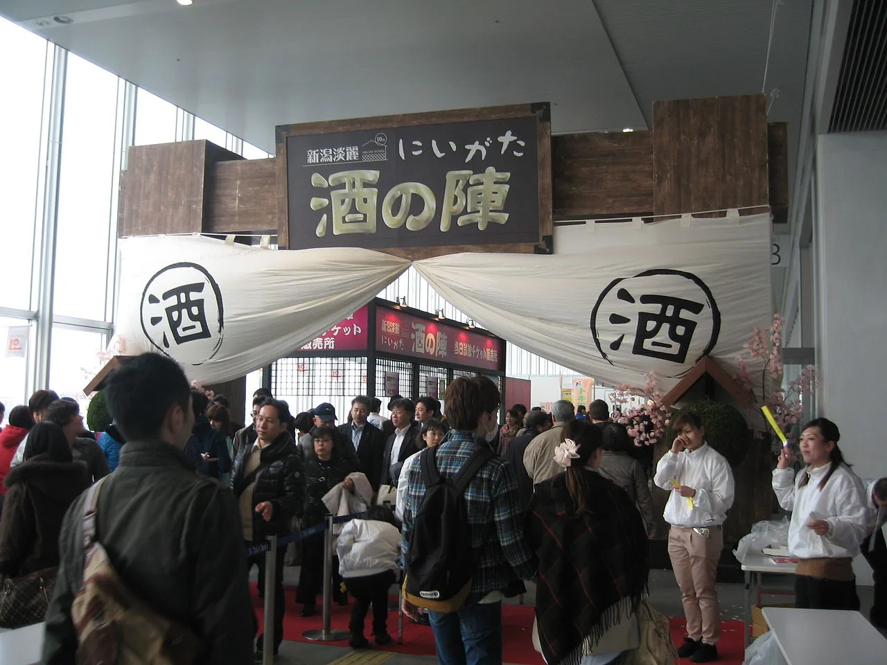新潟の日本酒イベント会場に並ぶ酒樽