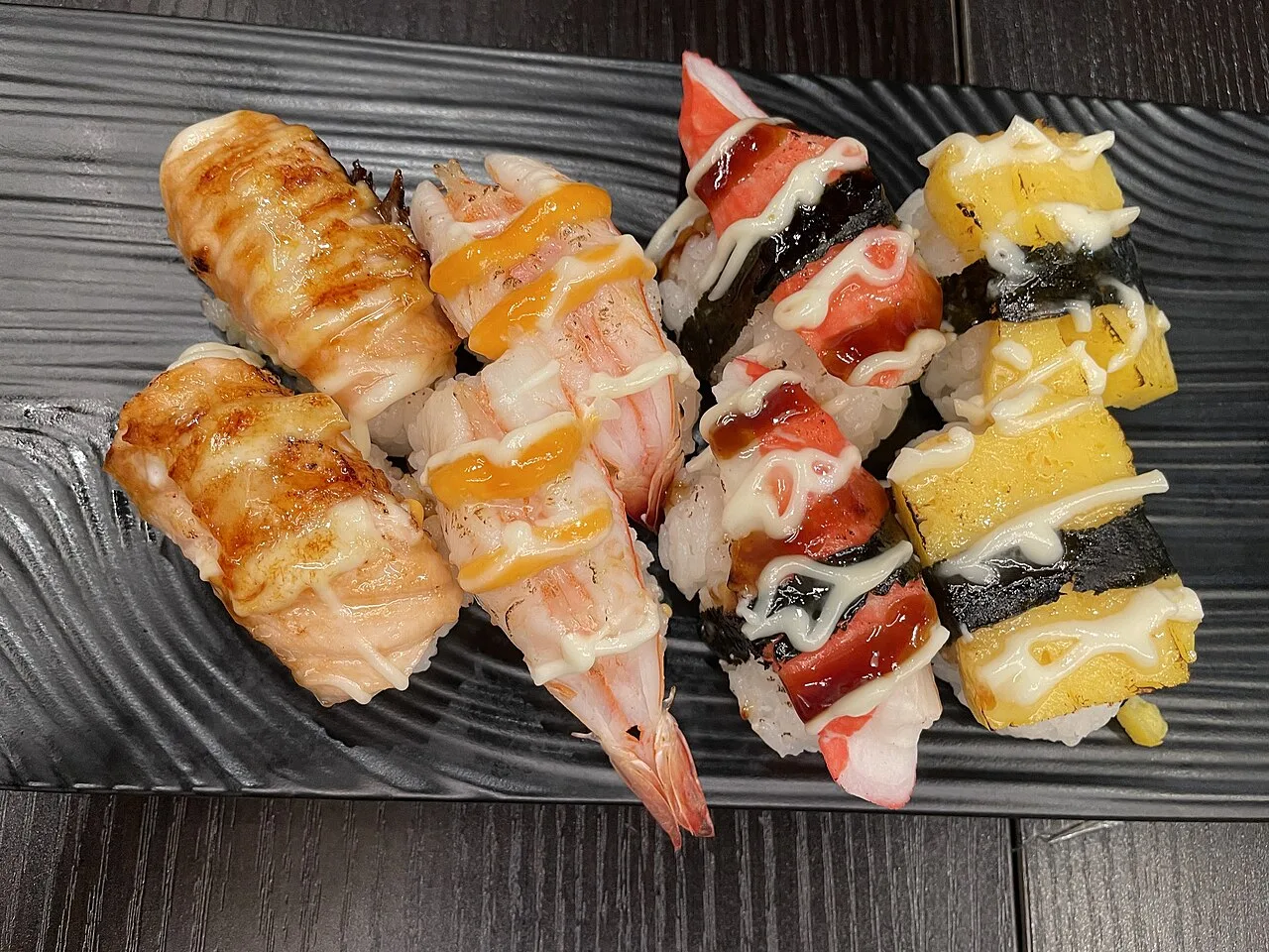 色とりどりの握り寿司の盛り合わせ